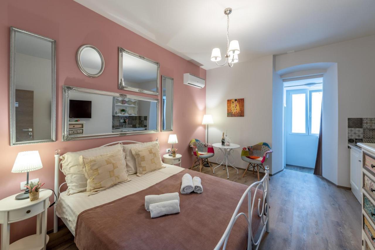Old City Romantic Studios 4 With Free Private Parking Pula Exteriér fotografie