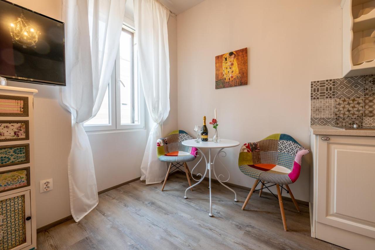 Old City Romantic Studios 4 With Free Private Parking Pula Exteriér fotografie