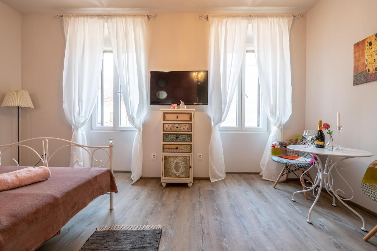 Old City Romantic Studios 4 With Free Private Parking Pula Exteriér fotografie